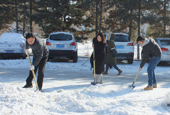 鴻德學院周玉樹院長帶領師生鏟除道路積雪