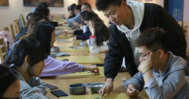 內蒙古唯一的職業棋手張家堯在鴻德講授“最難搶的選修課”