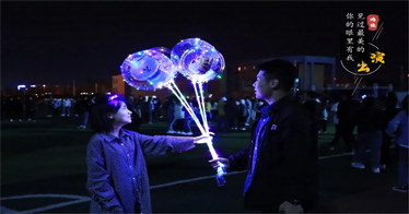夜幕降臨，鴻德變成了這樣式兒的......