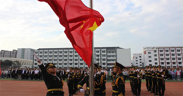 內蒙古鴻德文理學院舉行“請黨放心、強國有我——開學第一課”升國旗儀式